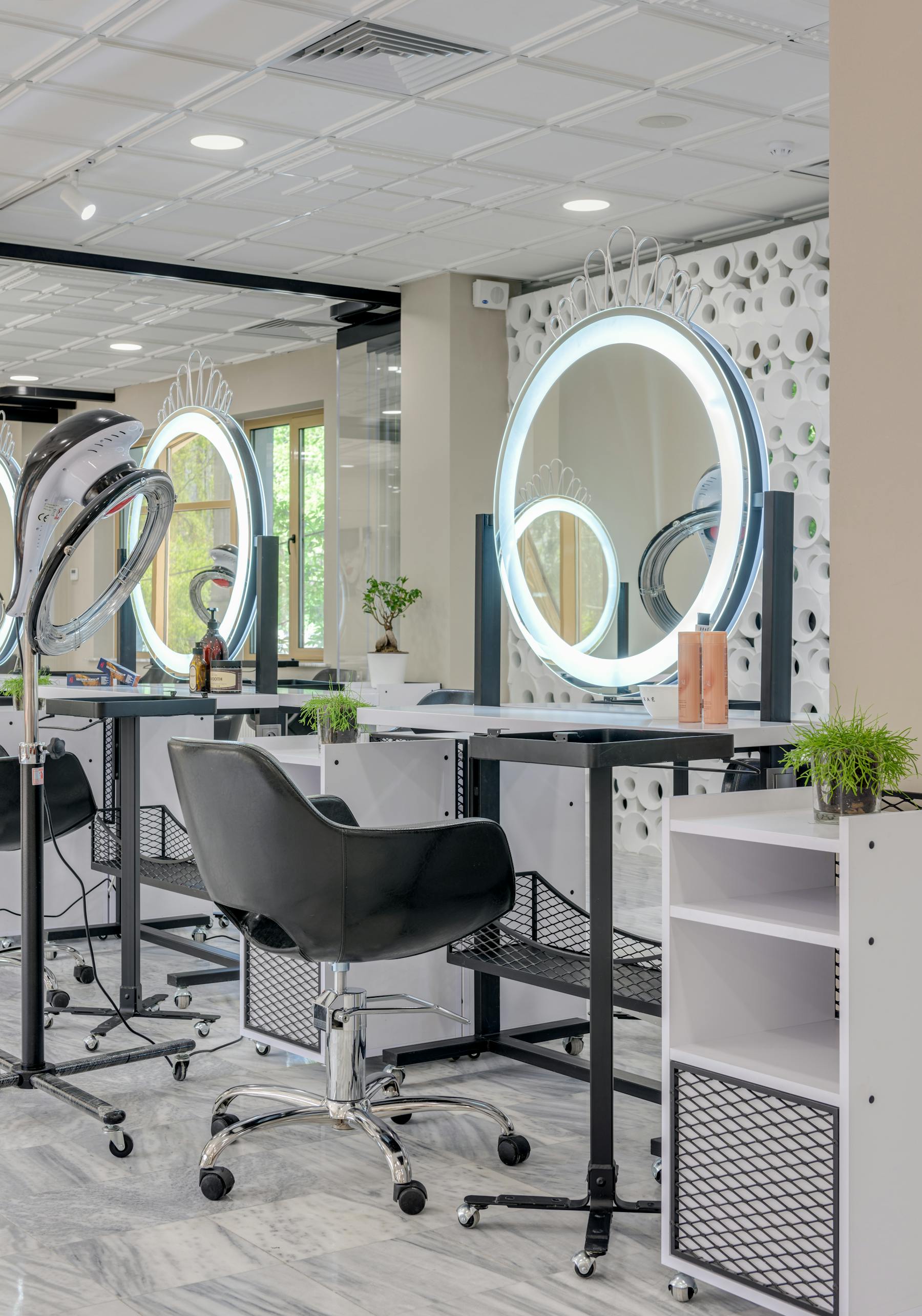 Referencia visual de un salón de peluquería moderno