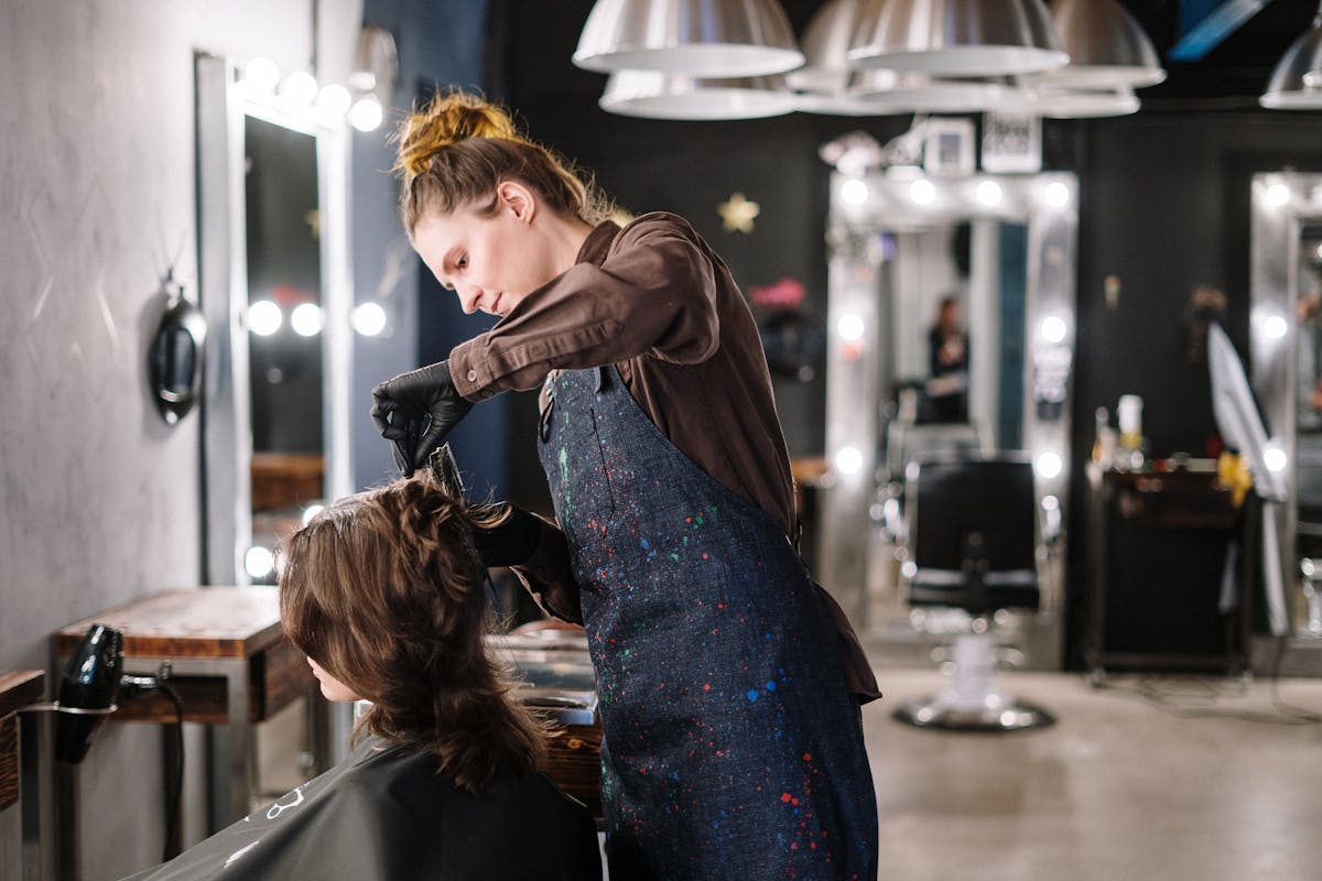 Referencia visual de estilista trabajando en peluquería